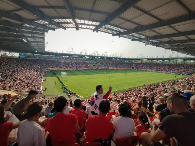 W 2019 roku okazją do poznania innych kultur piłkarskich były w Polsce Mistrzostwa Świata U20. Na zdjęciu finał tego turnieju, który rozegrał się pomiędzy Koreą Południową i Ukrainą. Zawodnicy gościli na stadionie Widzewa Łódź