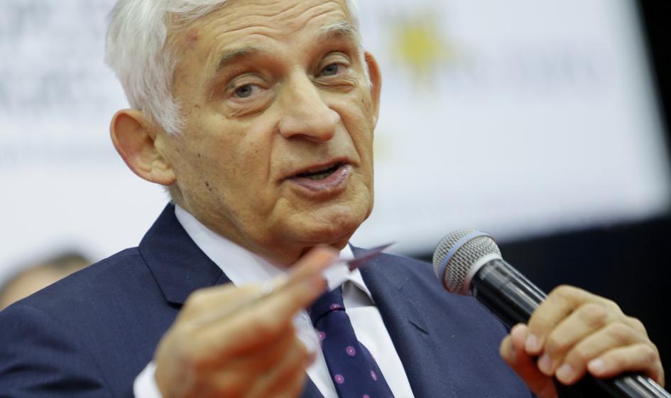 Buzek: Polsce bardziej opłaca się szybsze odejście od węgla