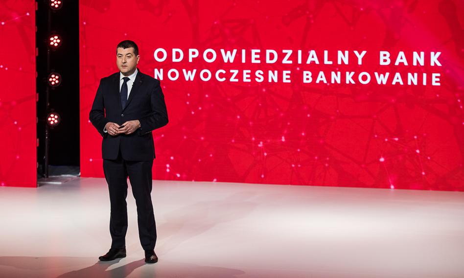 Jeden z ostatnich zarządów z czasów PiS rozbity. Bankowy gigant szuka nowego prezesa