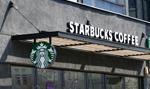 Przychody Starbucksa w II kw. spadły 38 proc., kurs w górę