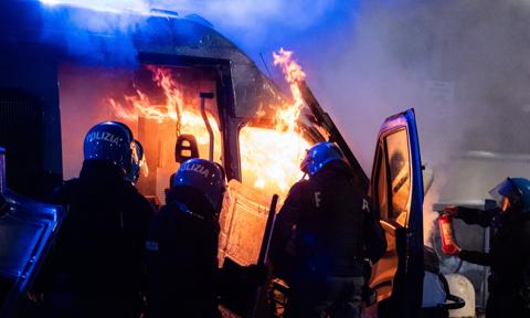 Wielka bitwa uliczna w Turynie. Kilkunastu policjantów i manifestantów rannych