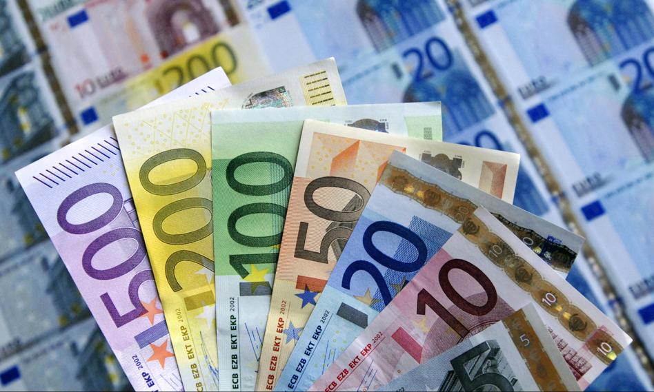 Kurs euro spadł poniżej 4,70 zł. Osłabienie dolara wsparło złotego