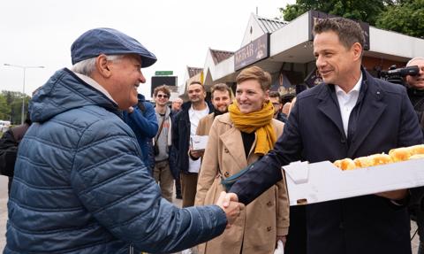 Trzaskowski w Kielcach rozdawał drożdżówki. "Dużo pracy przed nami"