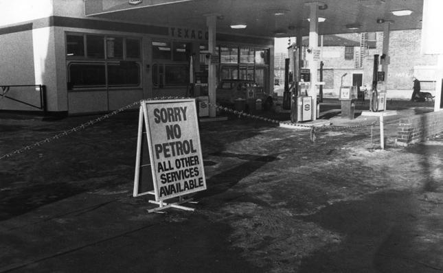 Kryzys naftowy w 1973 roku - tabliczki informujące o braku paliwa na stacji benzynowej