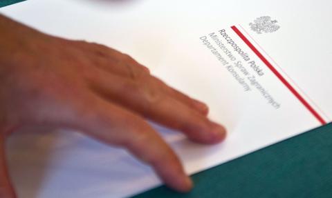 Darmowa wiza, praca i ulgi. Kto może się ubiegać o Kartę Polaka?