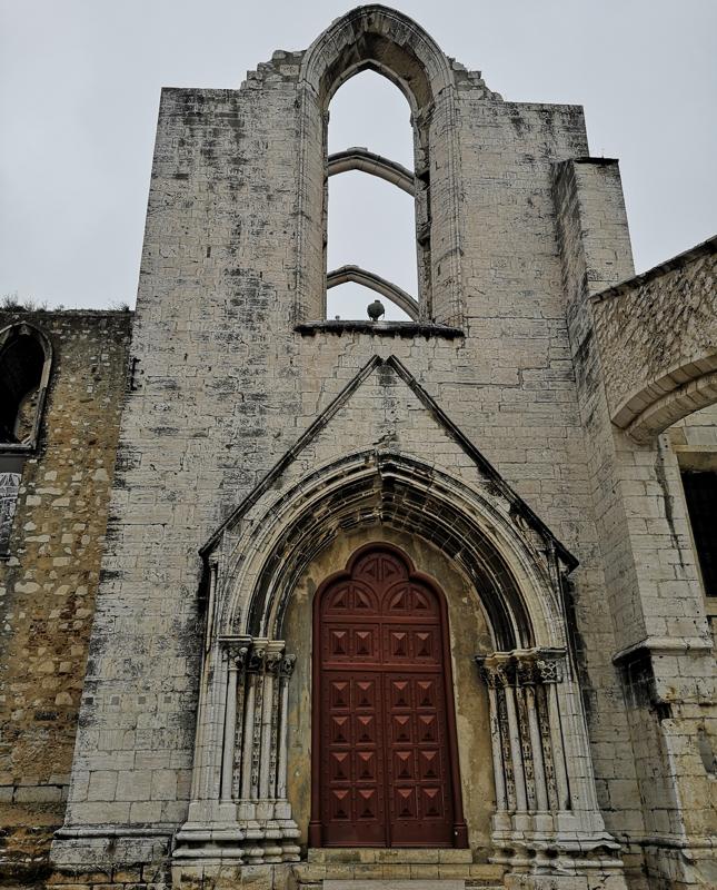 Ruiny średniowiecznego Klasztoru Karmelitów upamiętniają zniszczenie miasta po trzęsieniu ziemi i tsunami z 1755 roku. Lizbona, Portugalia.
