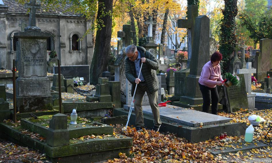 Wypolerują lastryko, a nawet się pomodlą. Zdalna opieka nad grobami droższa niż przed rokiem