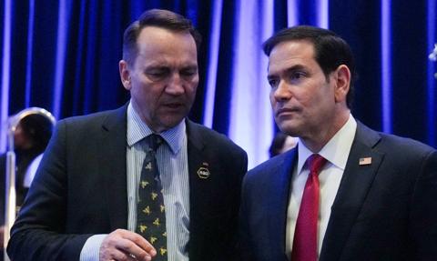 "Sikorski po prostu wszedł i usiadł". Ławrow wściekły na zaproszenie dla Polski na G20