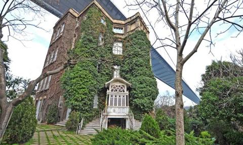 Dom pod mostem za setki milionów dolarów. W Europie z widokiem na Azję