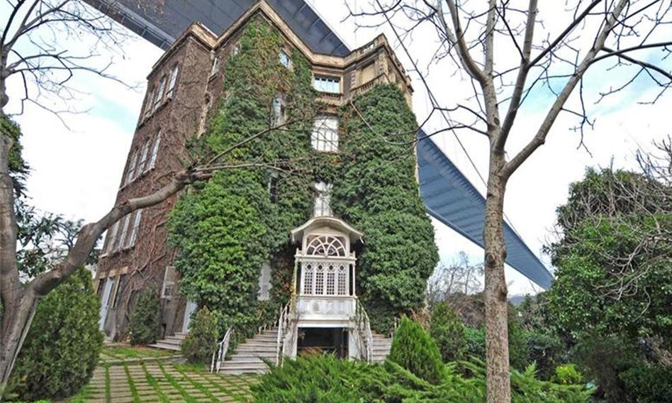 Dom pod mostem za setki milionów dolarów. W Europie z widokiem na Azję