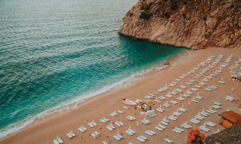 Zakaz palenia na popularnych plażach. Nowe przepisy uderzą w miliony turystów