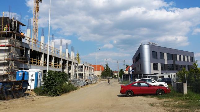 Po lewej nowe budynki wrocławskiego Techlandu w budowie