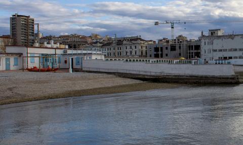 Mur oddziela kobiety od mężczyzn na włoskiej plaży. "To miasto seksistowskich buraków”