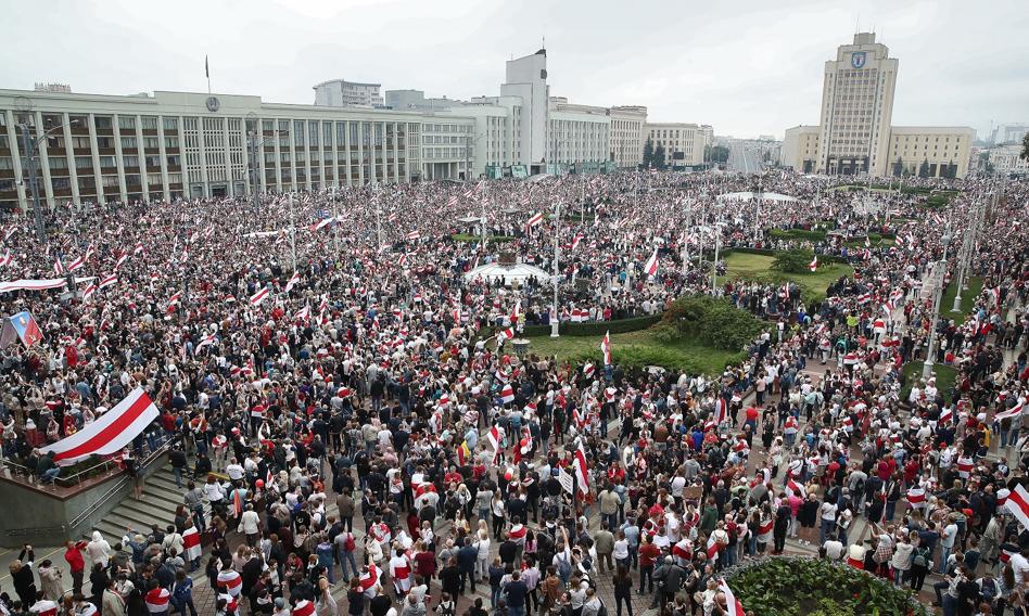 Dziesiątki tysięcy ludzi na proteście w centrum Mińska
