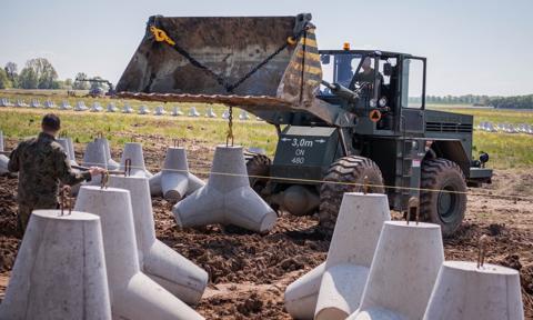 Tarcza Wschód rośnie w oczach. W tym roku przybędzie aż 200 km, a do akcji wejdą sojusznicy