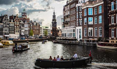 Amsterdam zabroni budowania nowych hoteli. "Nie dla nadmiernej turystyki"
