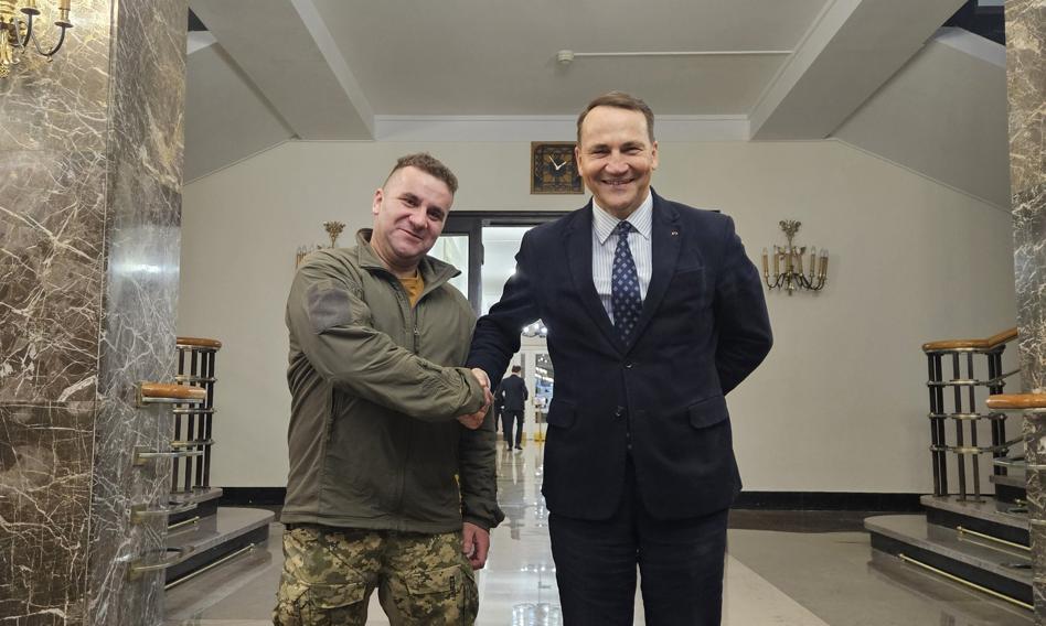 Polski wolontariusz dostarczył na front 309 aut. Podziękowanie od ukraińskiego MSZ