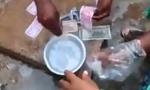 Pranie brudnych pieniędzy. Mieszkańcy wioski w Indiach myją banknoty mydłem