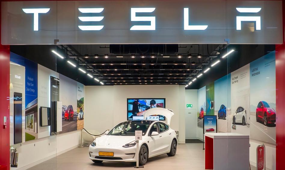 Tesla krwawi. Sprzedaży nurkuje, a poglądy Muska tylko pogłębiają bojkot