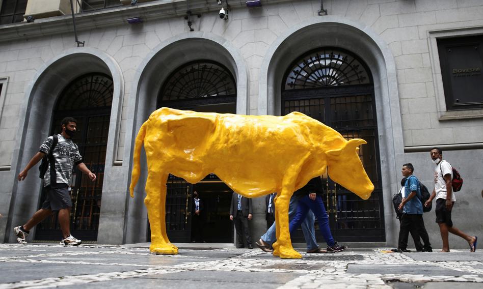 "Vaca magra", czyli "chuda krowa" przed gmachem giełdy w stolicy finansowej Brazylii