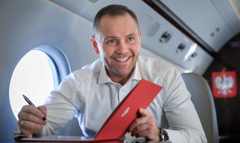 Podpis z odrzutowca. Prezydent Karol Nawrocki zdecydował w sprawie cen paliw