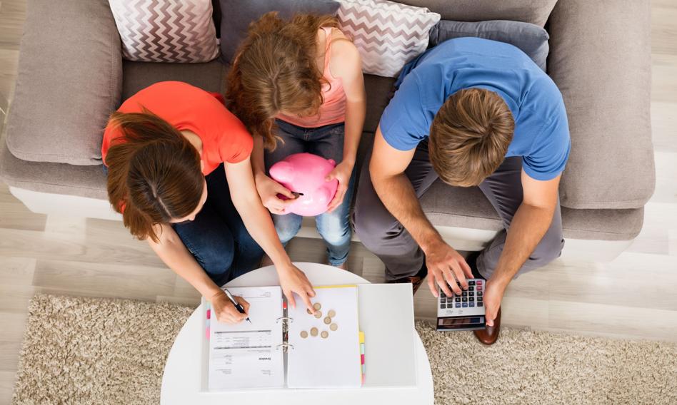 Finanse rodziców pełne paradoksów. Przyszłość kontra większe wydatki