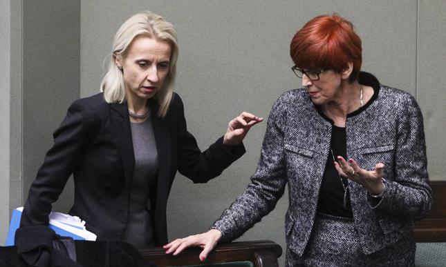 Minister finansów Teresa Czerwińska i minister rodziny, pracy i polityki społecznej Elżbieta Rafalska