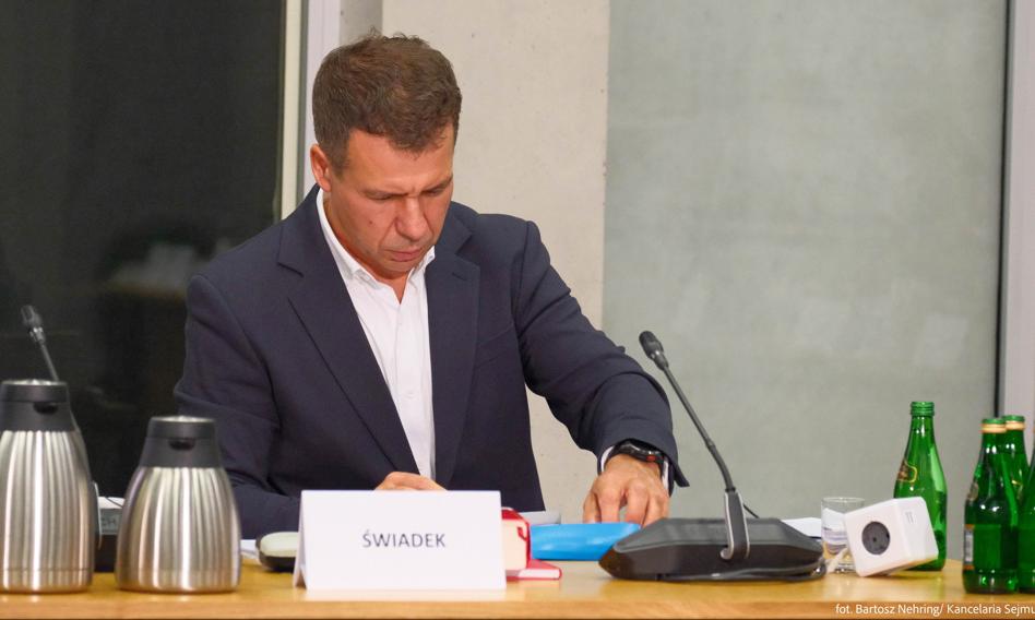 Były szef CBA Ernest Bejda został doprowadzony przed komisję śledczą ds. Pegasusa