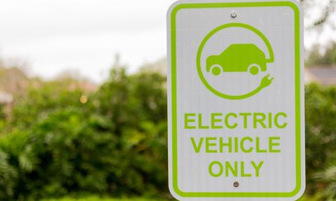 Autostrada naładuje elektryki podczas jazdy. Francuzi testują nową technologię