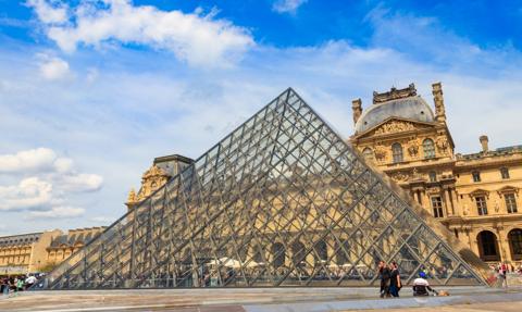 Pięciu nowych podejrzanych. Kradzież z Luwru rozpala Francję