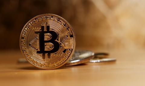 Czarny tydzień Bitcoina, inwestorzy liczą straty. Miliardy dolarów uciekają z rynku