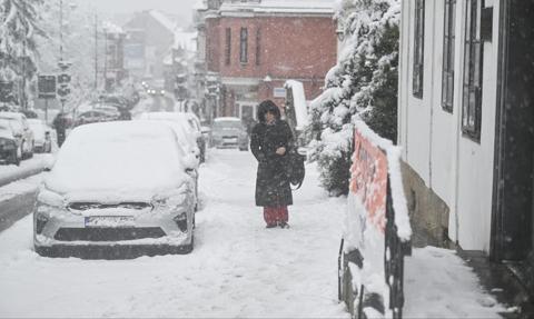 Śnieżny paraliż na południu. Tysiące awarii energetycznych i zawalone dachy