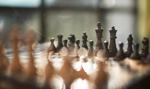 "Gambit królowej", czyli szachy podbijają świat. Ile można zarobić na królewskim sporcie?