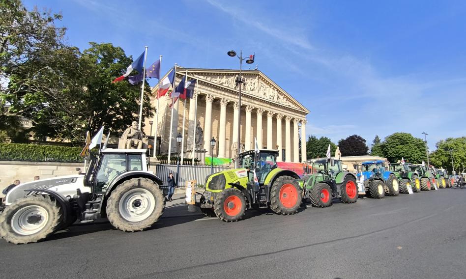 Francuscy rolnicy kończą protest przed parlamentem. Traktory opuszczą Paryż