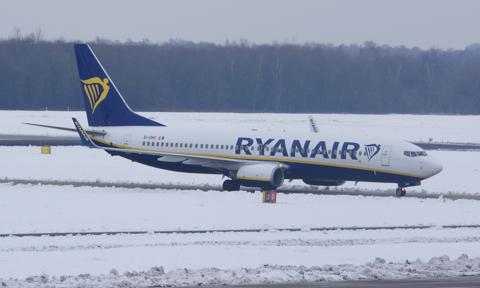 Brutalna zima dla linii lotniczych. Ryanair tnie zimowe loty i ostrzega pasażerów: ceny pójda w górę