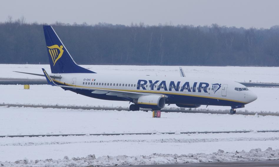 Brutalna zima dla linii lotniczych. Ryanair tnie zimowe loty i ostrzega pasażerów: ceny pójda w górę