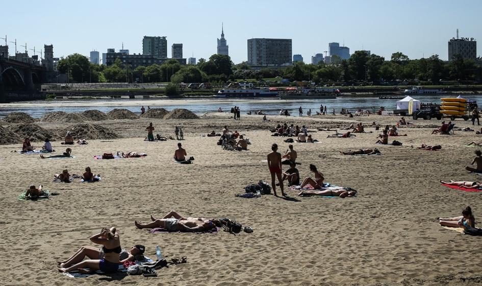 Warszawa: będzie można spożywać alkohol na plaży pod mostem Poniatowskiego
