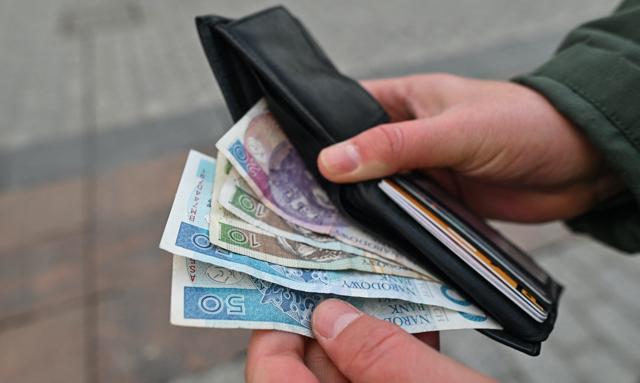 Zarobki w Polsce mocno się rozjeżdżają. Jedni dostają 36 tys. zł, inni tracą przez AI