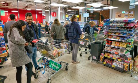 Niemcy przestają robić zakupy? Inflacja zaciska im pas