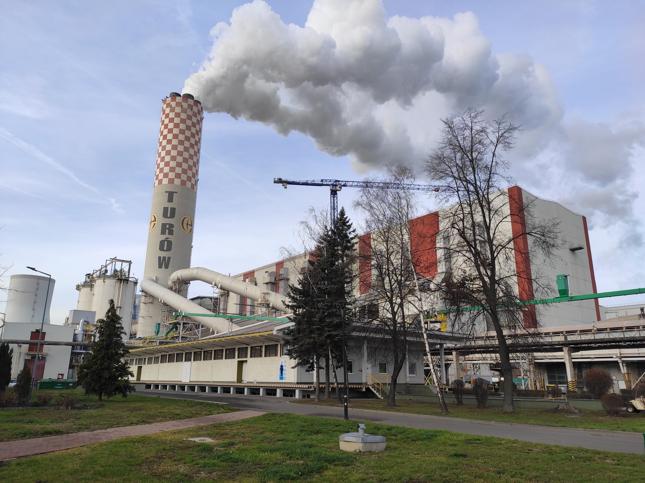 W Turowie PGE zapewnić musi nie tylko produkcję energii, ale i wydobycie węgla brunatnego z pobliskiej kopalni (paliwa dla elektrowni). Załoga węglowa jest tu równie strategiczna, jak ta odpowiadająca za produkcję prądu