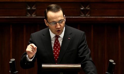 Sikorski: "Wprost" kłamie