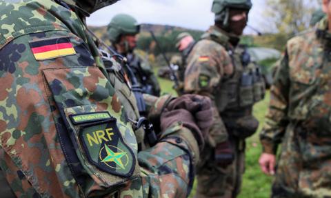 Media: Niemcy mają 100 mld euro, a zakupy wyposażenia dla Bundeswehry idą zbyt wolno