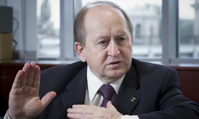 Pietraszkiewicz z ZBP: Warto rozważyć oferty kredytów stało/zmiennoprocentowych