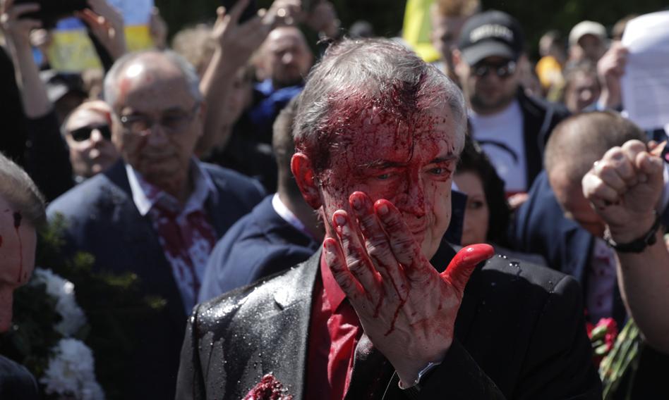 Atak na ambasadora Rosji. Demonstranci oblali go czerwoną farbą. Moskwa reaguje