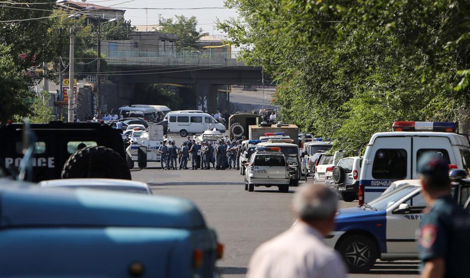 Początek konwencji Republikanów w atmosferze napięcia po zabójstwach policjantów