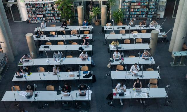 Rośnie liczba zagranicznych studentów w Polsce. Nie wszyscy dostaną wizy
