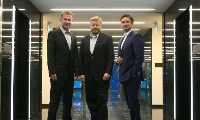 Maciej WItucki pomiędzy założycielami WorkService - Tomaszami Hanczarkiem i Misiakiem. Cała trójka znajduje się już poza organami spółki
