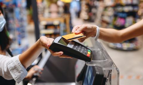 Polacy mają coraz więcej kart płatniczych. NBP podał nowe dane