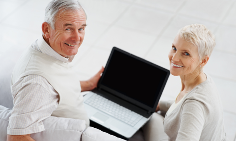 Seniorzy nie boją się e-bankowości. Ponad 80 proc. na takie konto