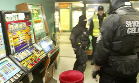 Dziesiątki nielegalnych automatów. Służby rozbiły gang hazardowy